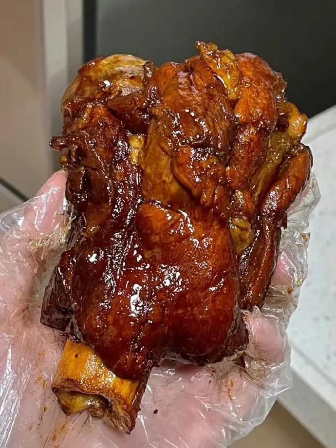 谁发明的酱大骨吃法…太香了！ ​​​[笑][来看我]#美食我的很到位# #每天这