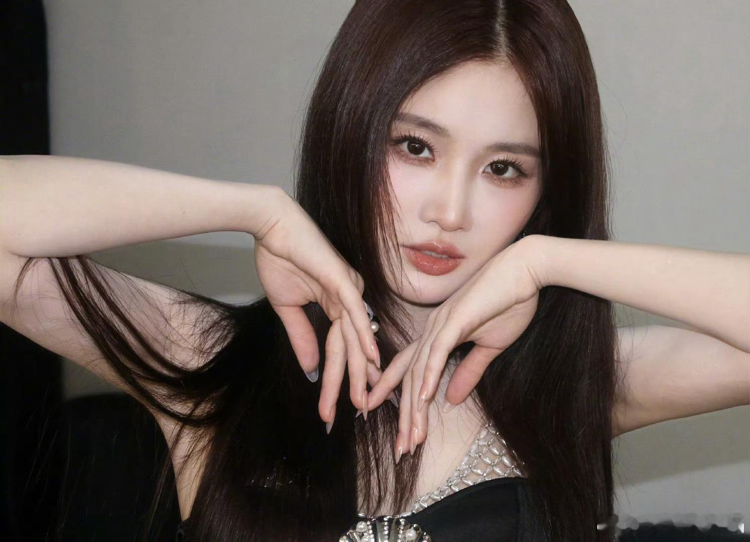 张慧雯长得挺乖就是有点抽象哈哈哈美女太可爱了！被张慧雯的抽象发言戳中笑点，穿再美