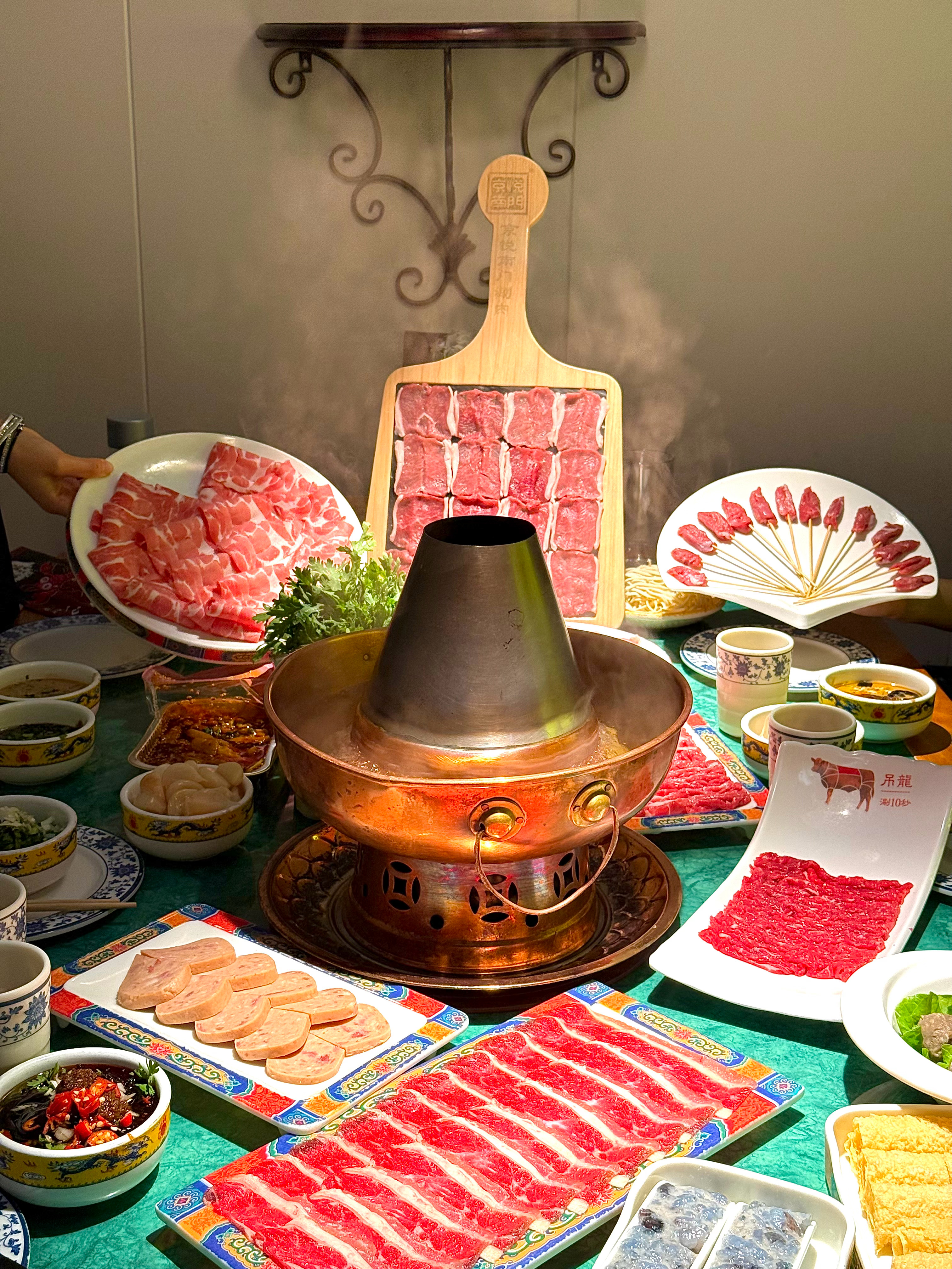 虽然很开心 但 即将又是醒来肿成猪头脸 