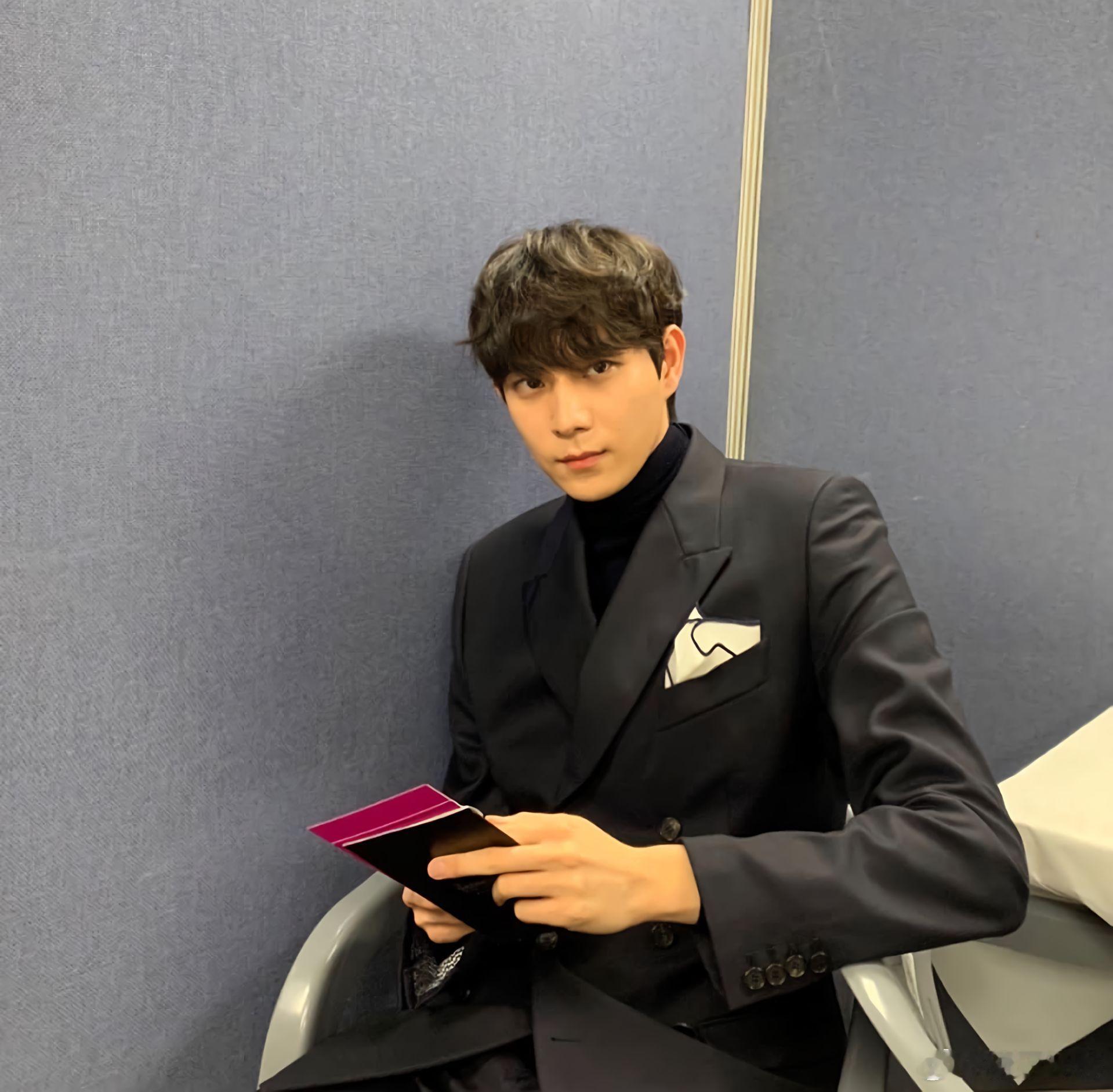 我的宝贝小天使狗狗啊，我最近，审美治好了，只知道高鼻梁大眼睛的男人是帅哥，一米八