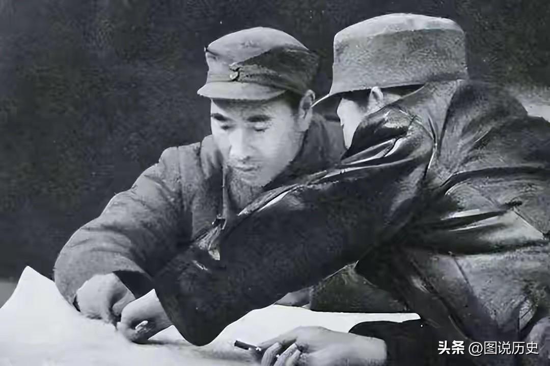 这张珍贵合影拍摄于40年代，东北野战军的两位高级将领，在指挥战役时的一张珍贵合影