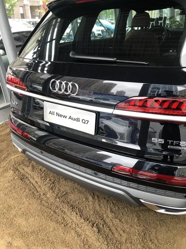 奥迪Q7和大众途锐该怎么选呢？

毫不犹豫地选奥迪呀！

不要和我说大众途锐开起