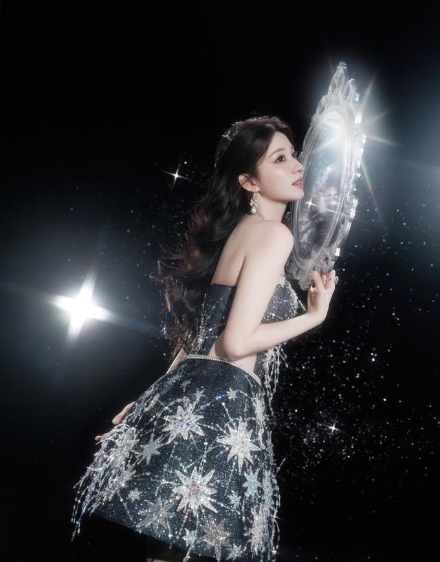 王楚然这身段太有冲击力了，肩颈腰线比例优越，穿星空礼服美得让人挪不开眼[赞][赞