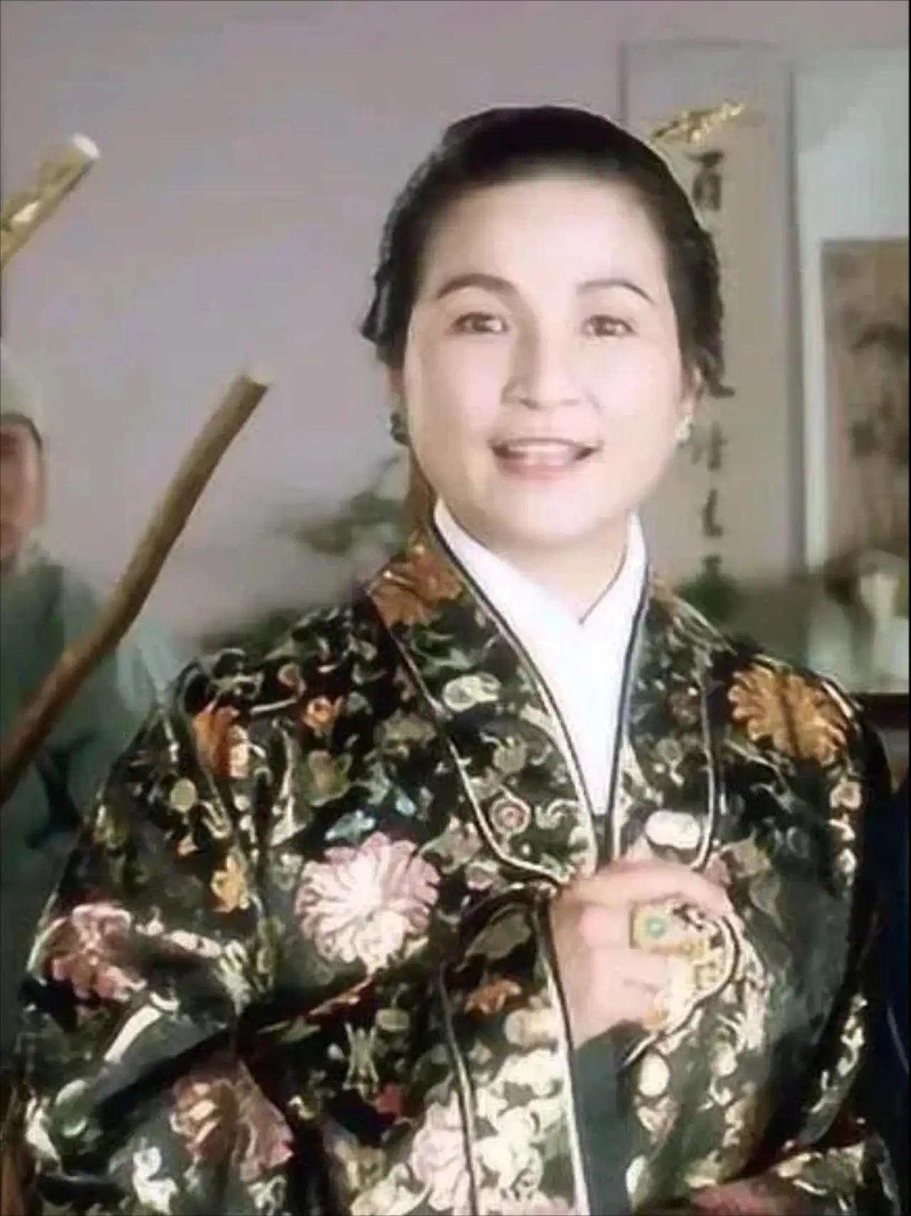 郑佩佩接华夫人时，刚离婚，没房住，兜里比脸干净。 周星驰让她疯，她连剧本逻辑都没