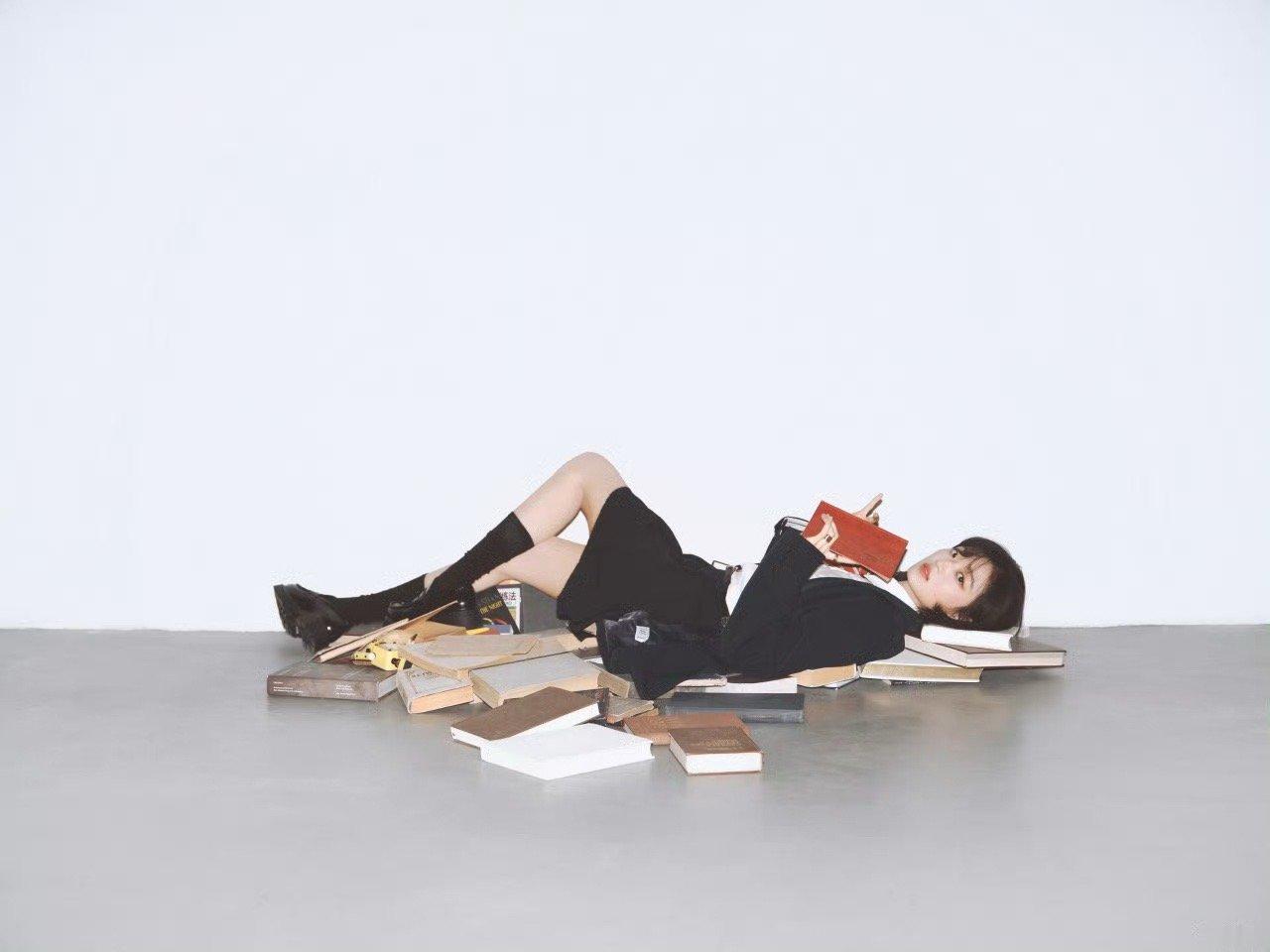 短发白衬衫+校园风超适合啊～又甜又飒的美高学姐谁不爱？ 