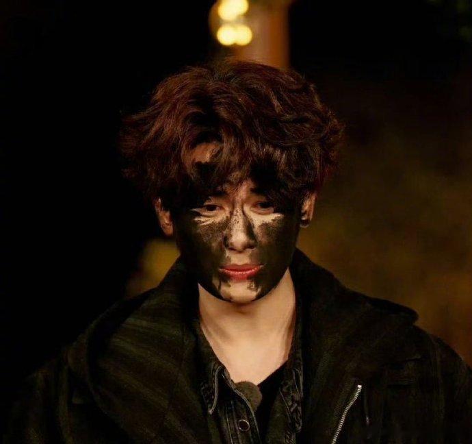 有一个朋友总是能在你最无聊的时候带来快乐，胡先煦和贾冰就是这种完美的默契组合，真