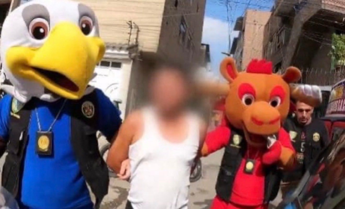 秘鲁警察假扮世界杯吉祥物抓捕毒贩据法媒RMC Sport报道，秘鲁两名警察伪装成
