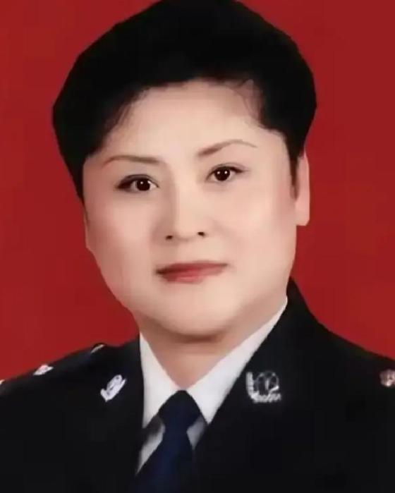 1988年，女警王玉荣结束卧底任务未换警服，遭两名壮汉强行塞进出租车，脖子被歹徒