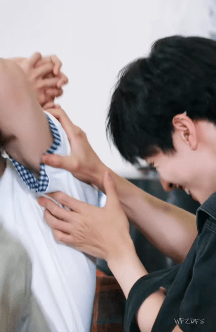 我妹子鸡皮疙瘩狂起一半是因为被导演惊悚得一半是因为被老棍戳胳肢窝。（ ​​​