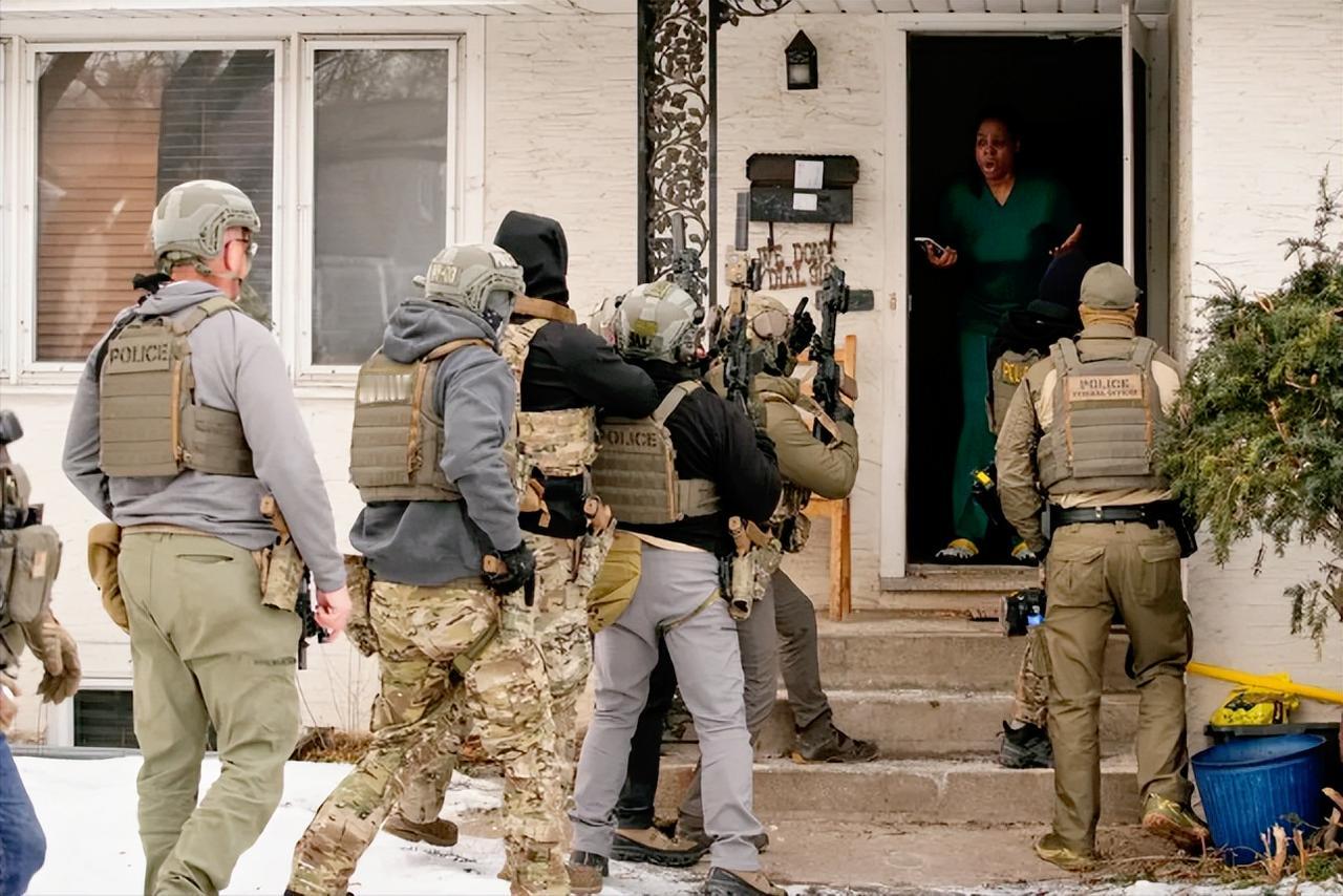 谁能想到，美国移民执法的人上街执法，手里拿的居然不是普通警械，反倒像是从战场直接