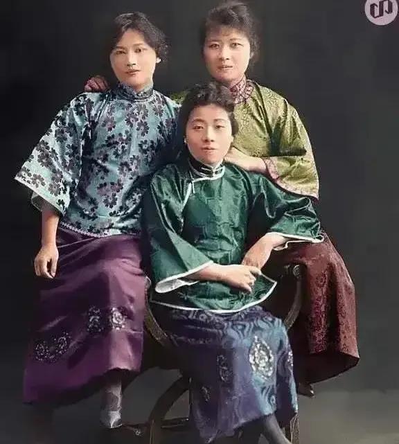 宋氏三姐妹真实合照！-这张照片拍摄于1918年！-老大的是宋爱玲，-老二是宋庆龄
