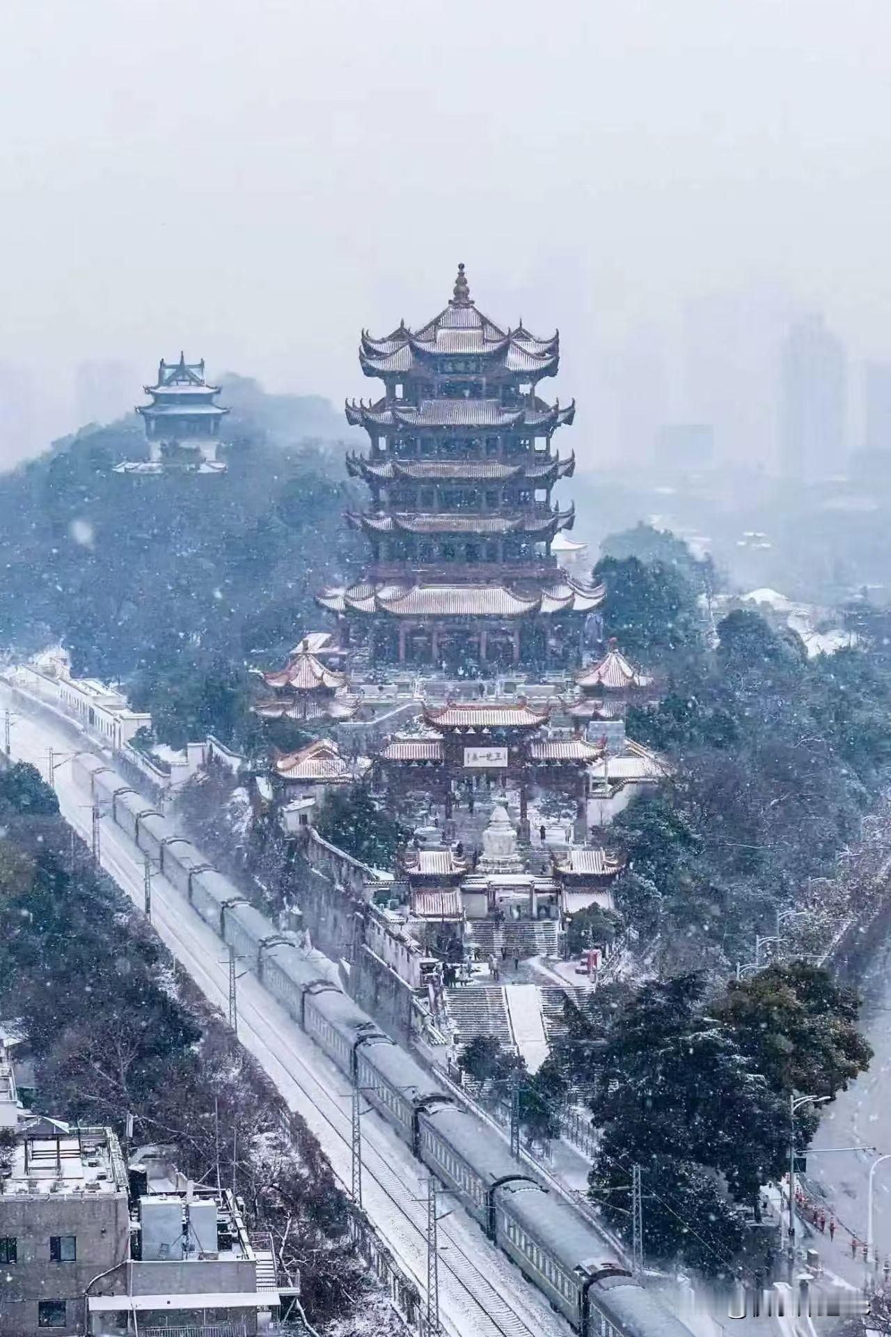 晒图笔记大赛今年的雪太壮观了，瑞雪兆丰年啊，黄鹤楼太漂亮了[大笑][大笑][大笑