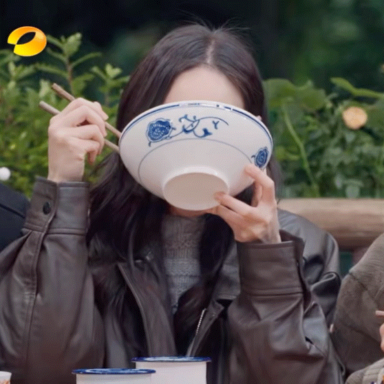 《向往的生活》张钧甯的干饭碗也太硬核了吧！青花碗口径比脸还宽，她却吃得游刃有余，