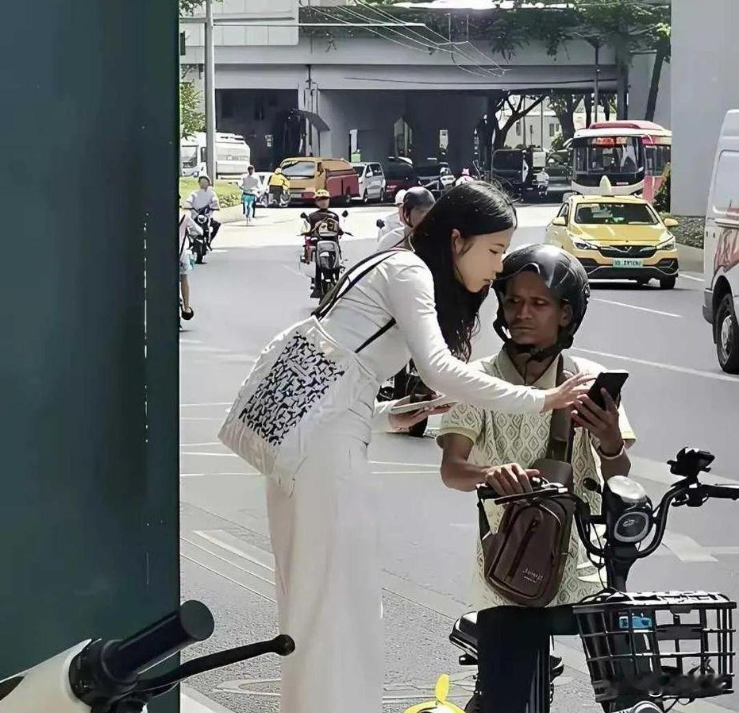 黑人迷路，小姐姐帮他指路的动作都那么美