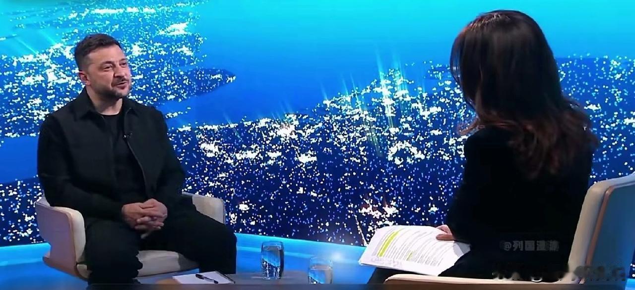 泽连斯基接受英国天空电视台的采访，笑得很开心！

这是昨天播出的采访画面中的一幕