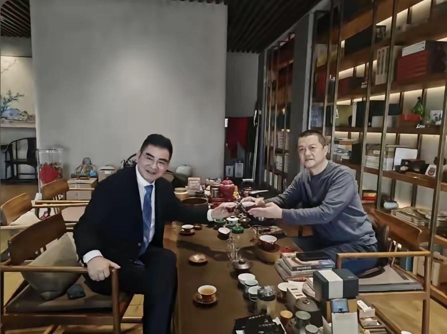 李亚鹏旁边这位大佬是谁？