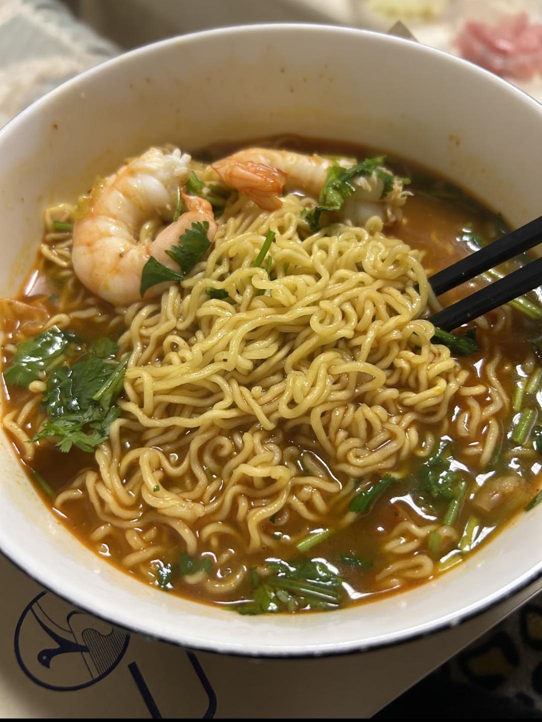 那晚我饿着肚子回家，却尝到了婚姻里最饱足的一餐

昨晚加班到九点，胃里空得发慌。