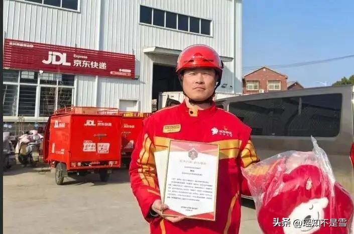 桥上突发！大雨中，武汉一红衣男子，徒手按下四五十公斤重钢板
 
3月15日下午，