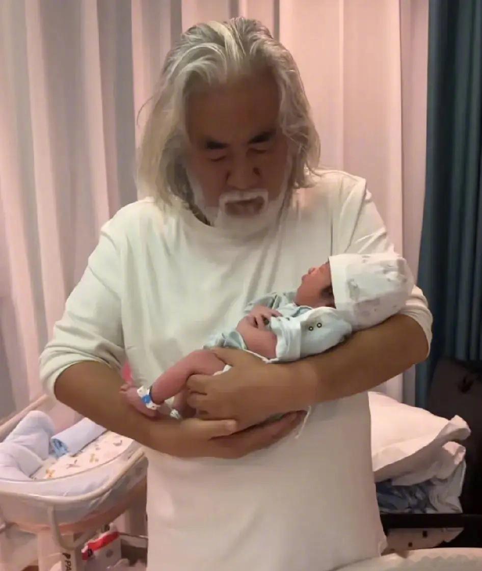 #张纪中喜得一女# 73岁的张纪中晒视频宣布自己喜得一女，满头白发和满嘴胡子的他