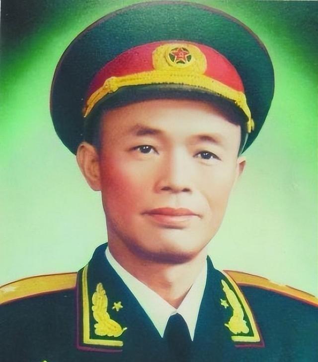 1967年，钟伟被人装进麻袋，丢进江水中，他拼命挣扎，才挣脱麻袋上了岸。上岸后，