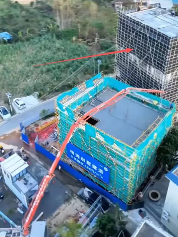 全红婵家新房刚封顶三层，

   隔壁邻居的楼都快戳上天了！

   村里人一开