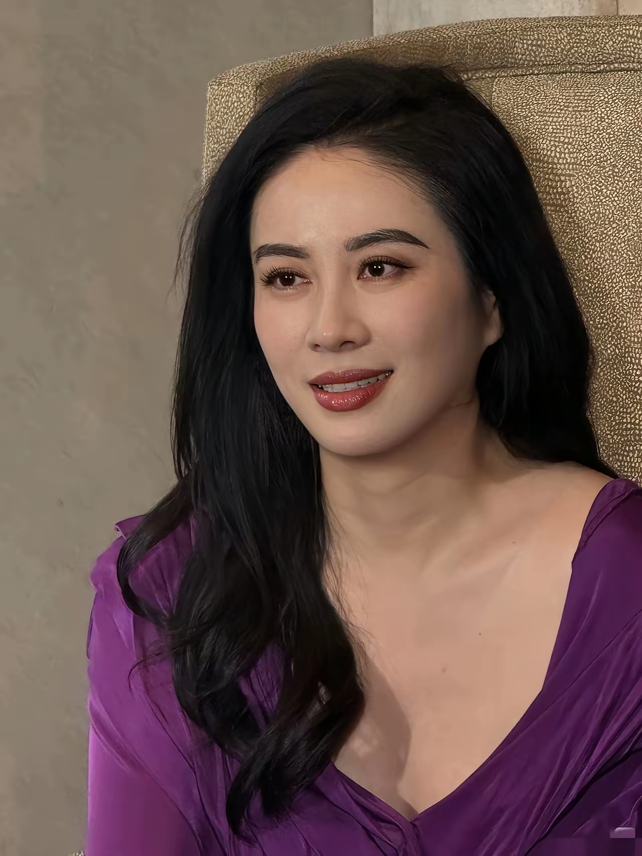 我一直不太理解，叶璇为什么偏爱这么浓的眉形，其实淡一点会更有气质吧。 