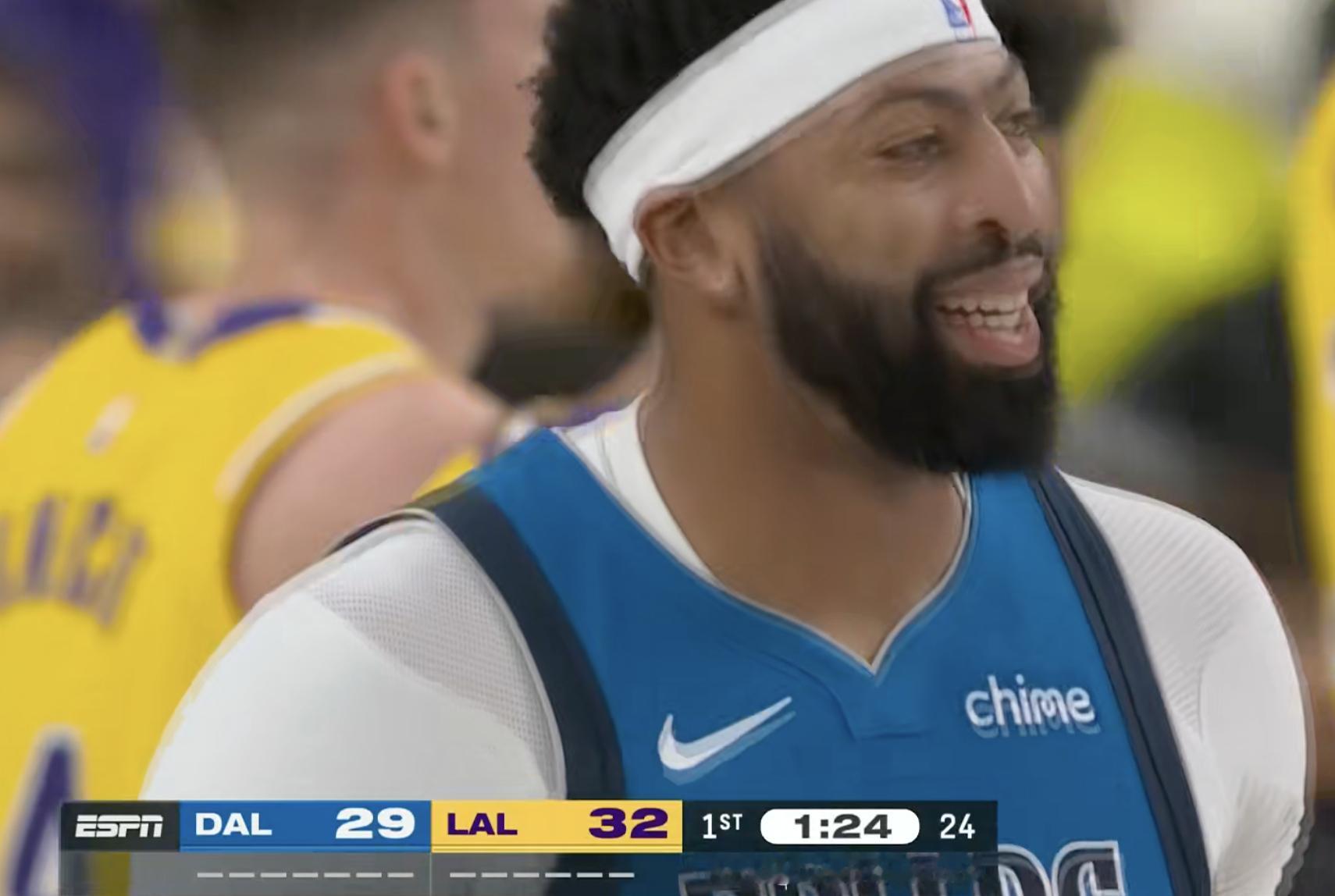 进入暂停！湖人32-29独行侠，浓眉扣了！ ​​​​