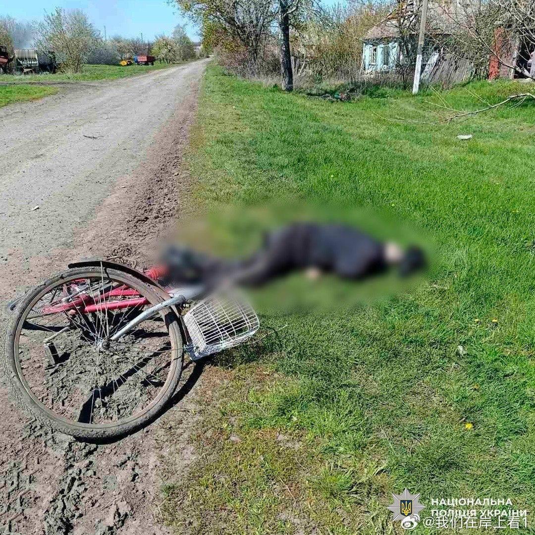 在乌克兰哈尔科夫，一名69岁的老人骑自行车时，被俄罗斯突然炸死。 