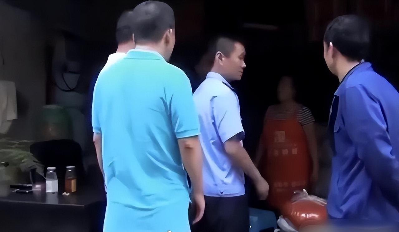 2015年，满怀一腔热血的四川小伙王峰高高兴兴报名参军，好不容易熬完严格的征兵体