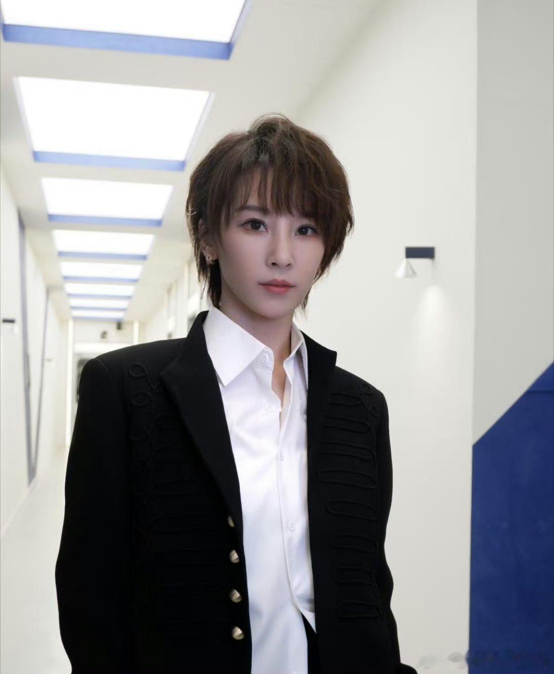 谢楠发文回应被低估以前只记得谢楠是优秀主持人，乘风舞台才发现唱功出彩，坦诚分享紧