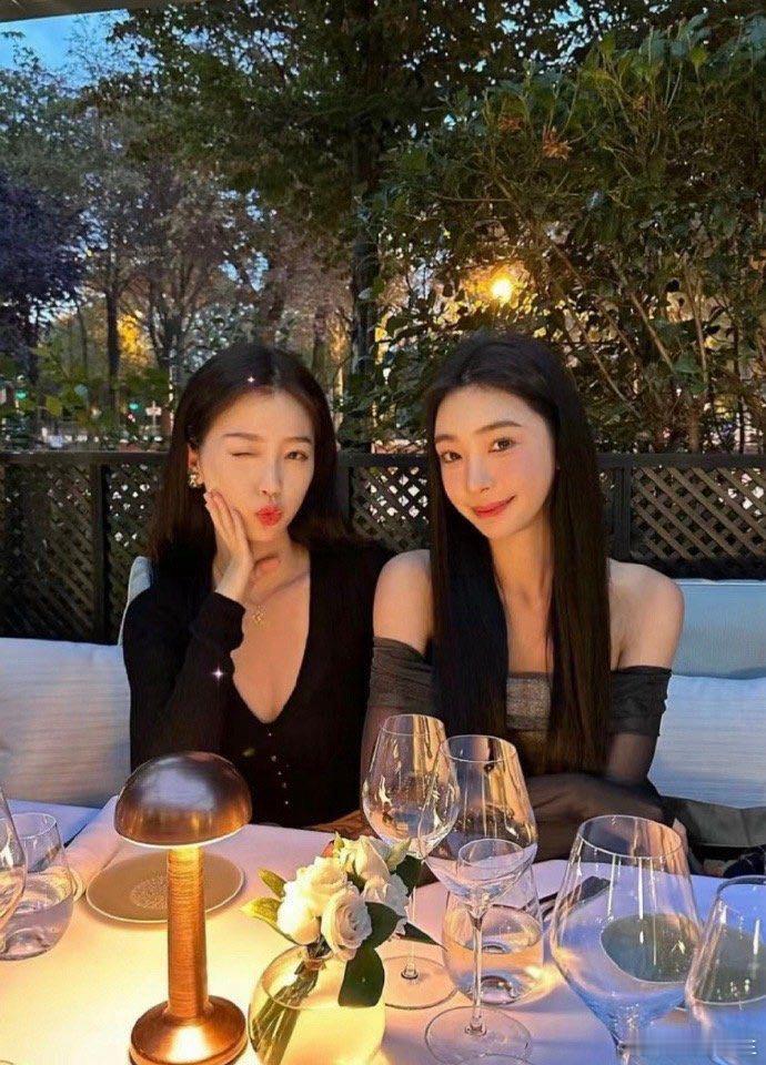 看到这合影突然明白易梦玲闯荡娱乐圈的勇气是怎么来的了 [微笑] ​​​