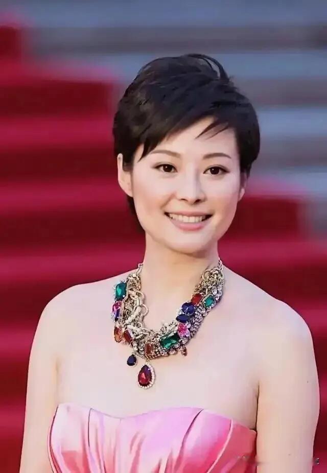 她年轻的时候是绝美，清纯的美，自然的美，美的大气，年龄大了之后是知性的美，虽然身