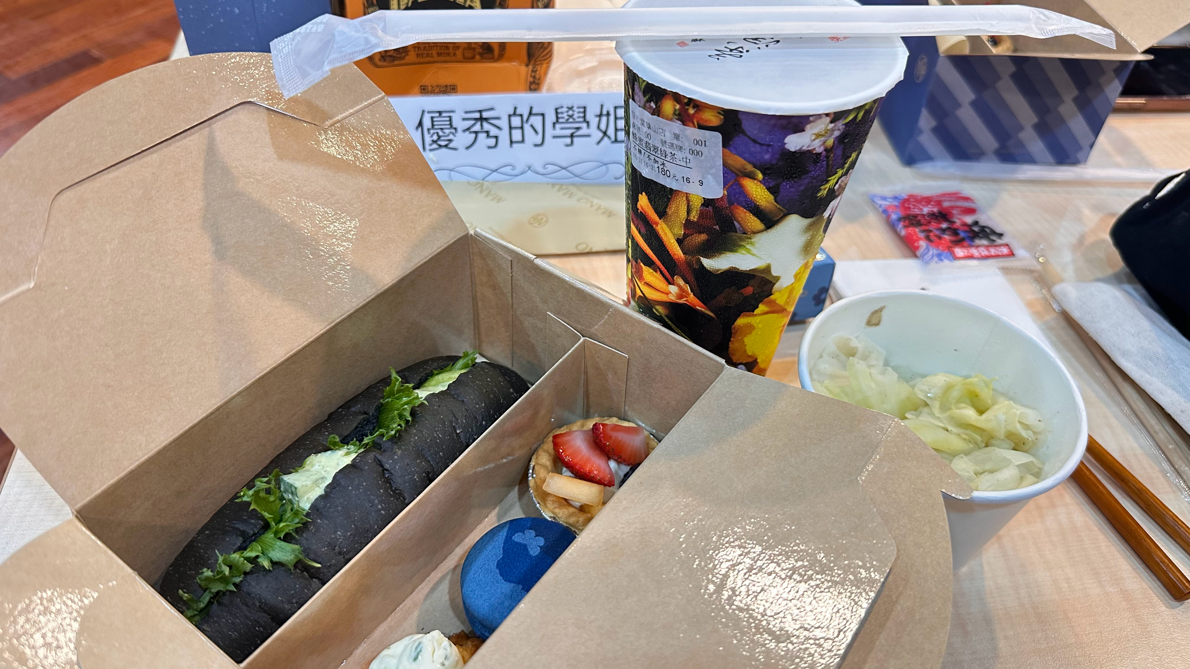 学弟妹准备的期末餐会庆祝我毕业