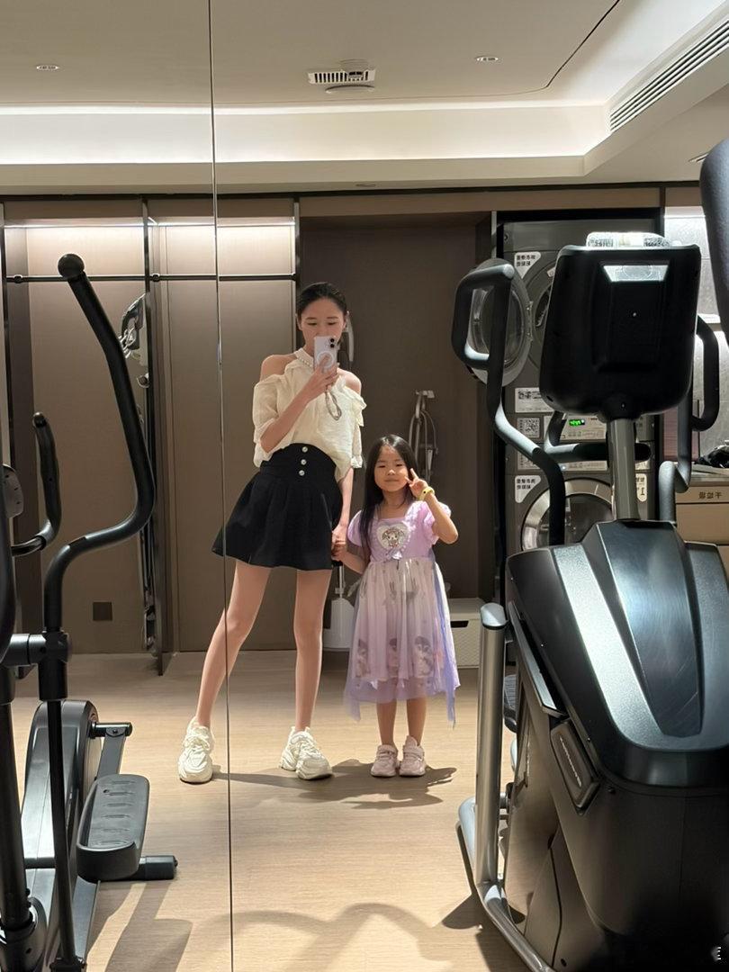 假装在健身其实是去洗衣服家里颜值最高的俩人 