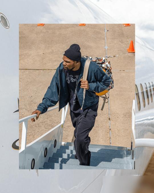 全网都在笑杜兰特进城打工，他反手买下一座城。
你以为他挣的是死工资？他那份两年