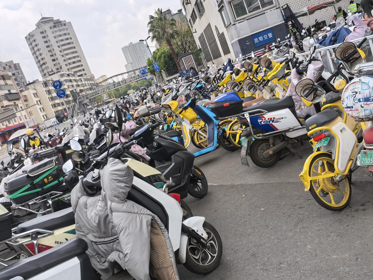 同等常住人口的城市，甚至是超一倍的城市的两个轮子的，南京，武汉，上海，北京，杭州