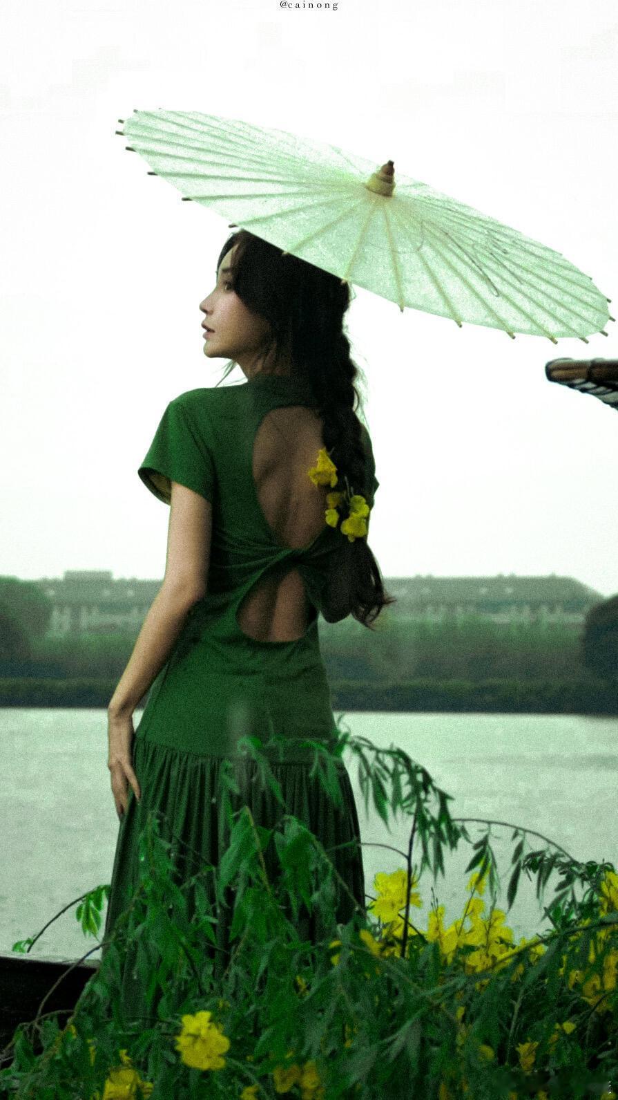 Angelababy江南雨景氛围感 江南烟雨邂逅绝色佳人！瑞丽封面全新预告释出，