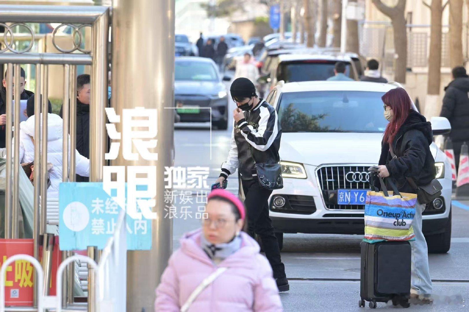 张新成首次现身蛇年春晚联排 张新成春晚联排路透曝光，黑白棒球服造型备受瞩目！蛇年