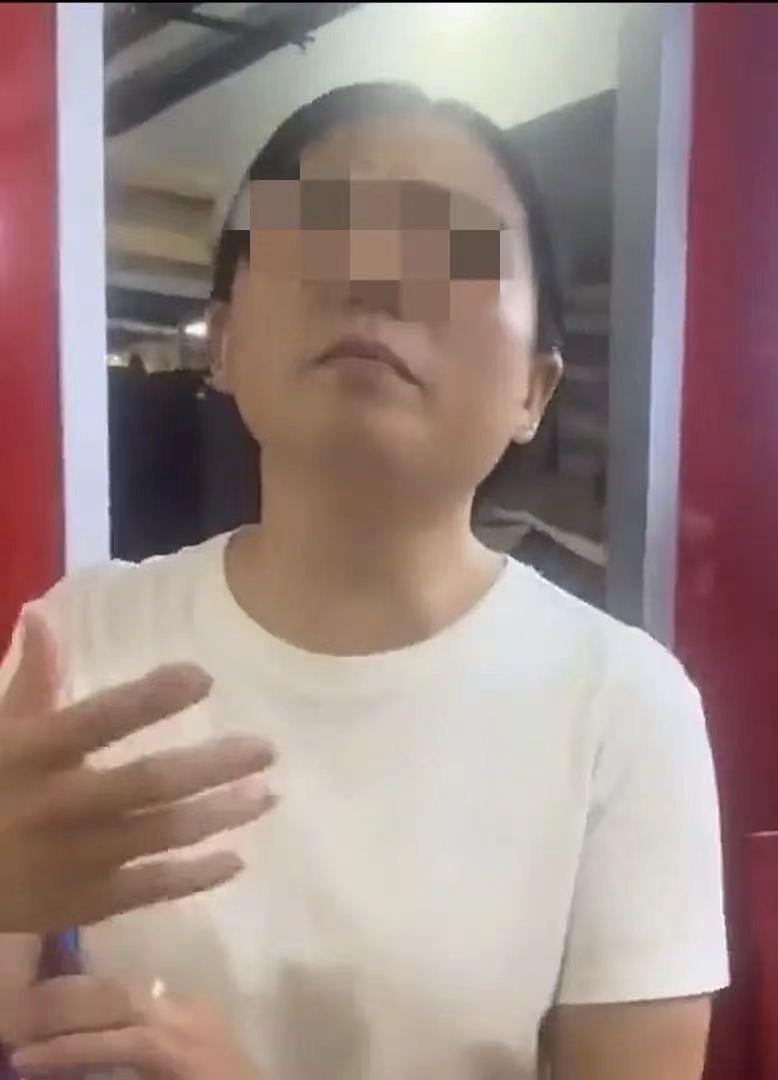 女子买了件新衣服，当场换上就走，旧衣服却留在店里没带走。几天后，她突然找上门，要