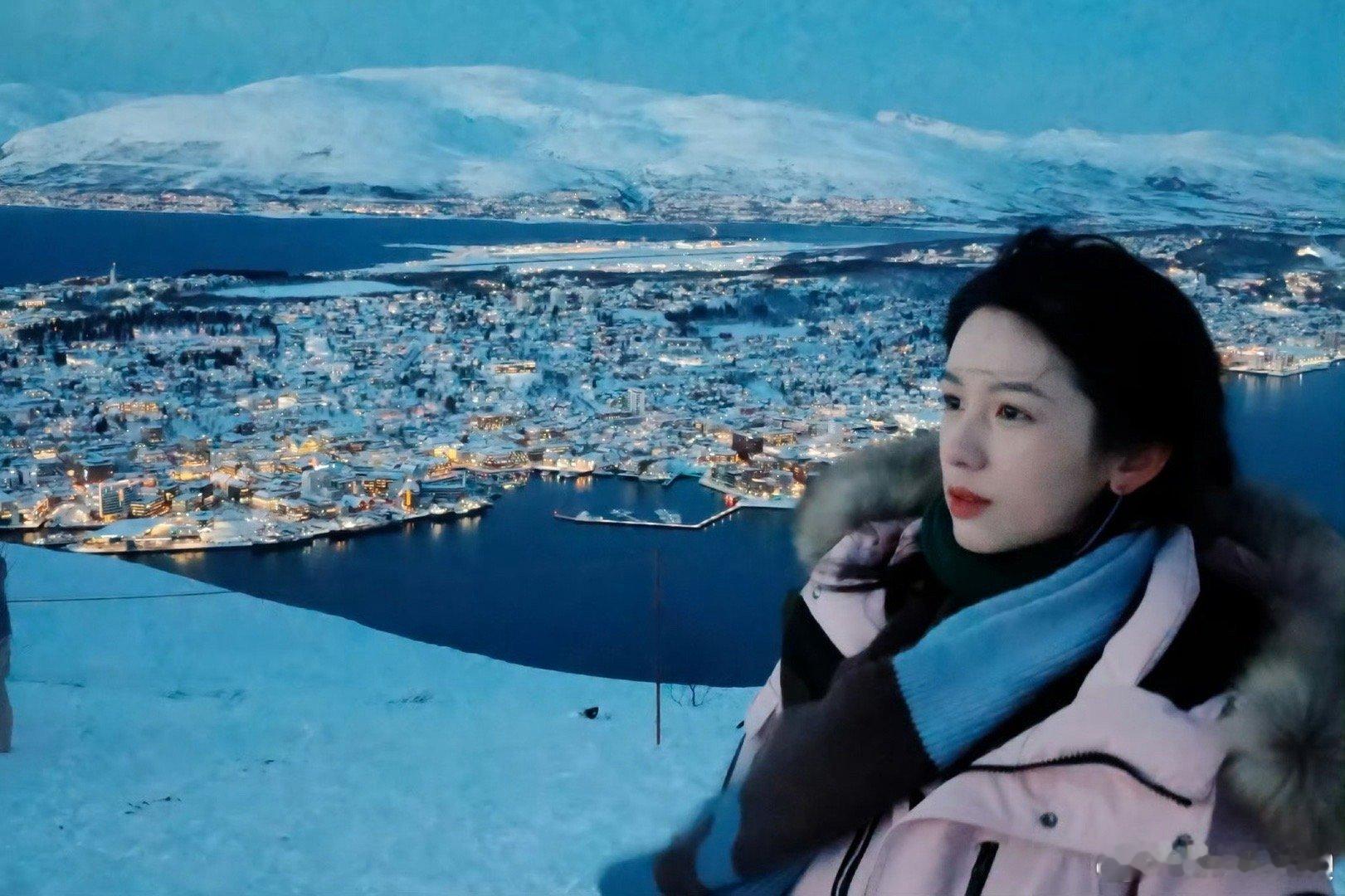 周也女主脸都是自带戏剧感的骨相如刀锋，眼神如深潭。周也一张脸，便是无声的戏剧。清