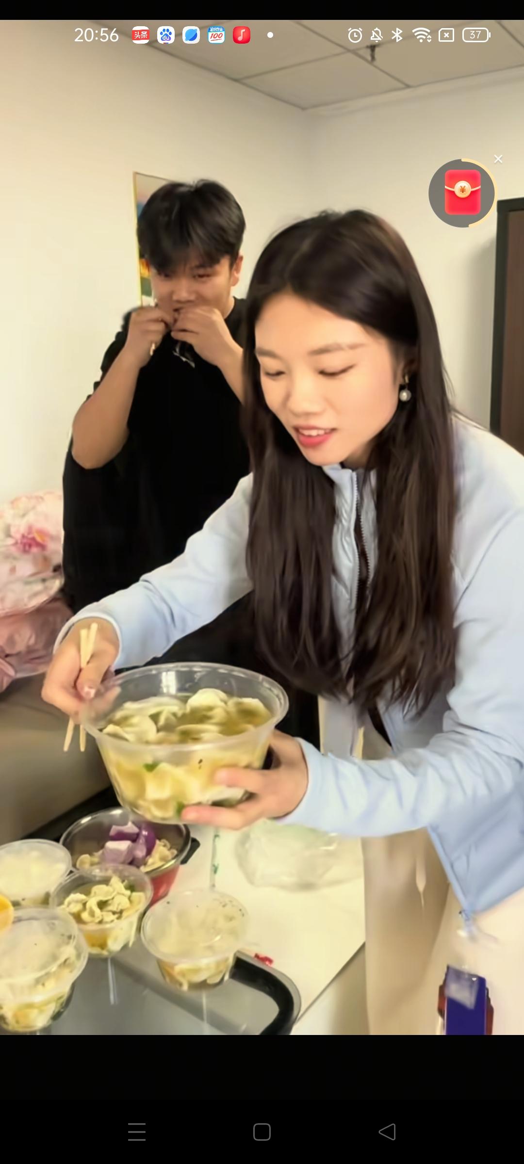 今天解清帅和她的姐妹团在工作室忙的不亦乐乎 ，妈妈心疼几个孩子吃不上热饭， 亲手