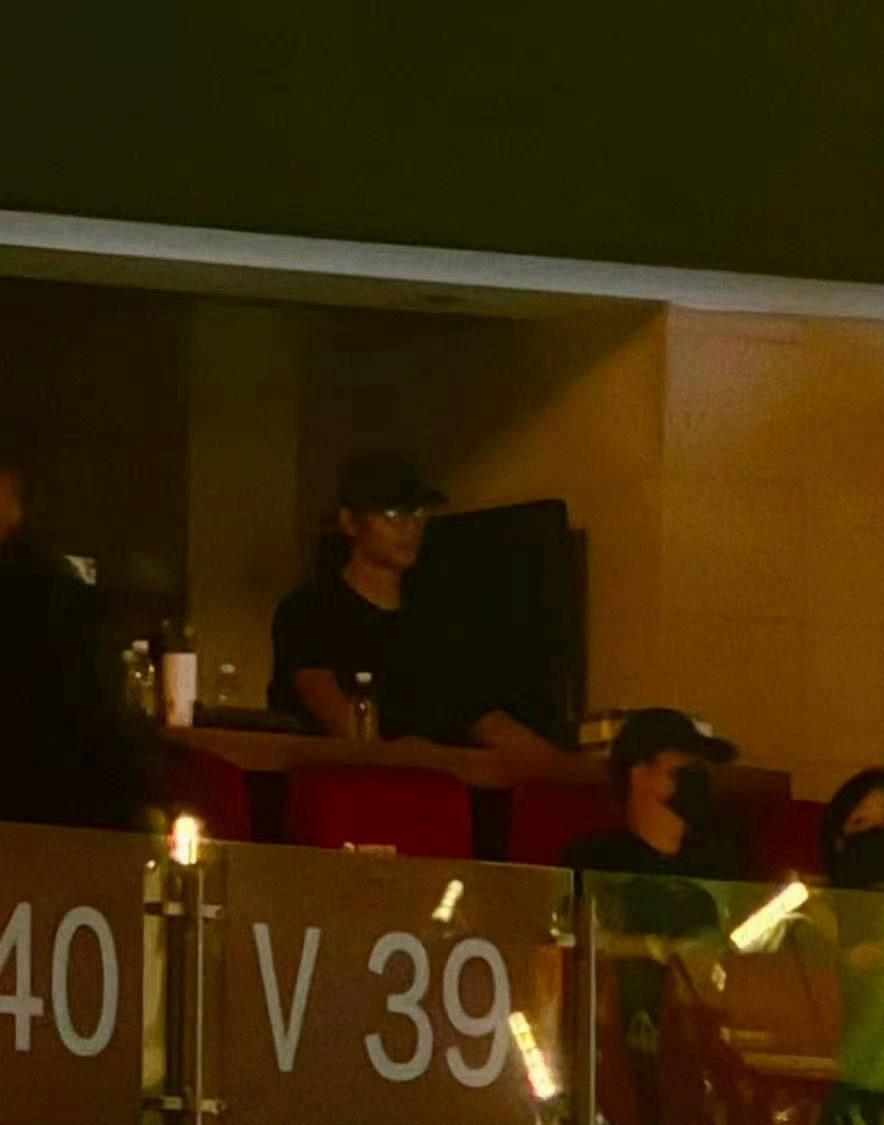 肖战去看李宇春演唱会了 ​​​
