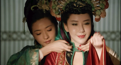 感觉万茜下一秒就要杀鱼了 弹幕说“杀鱼的劲拿出来”，我笑死。丁玉娇回头那一眼，确