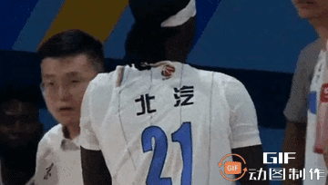 北京时间10月15日晚，CBA常规赛继续进行，北京男篮客场挑战宁波男篮。比赛首节