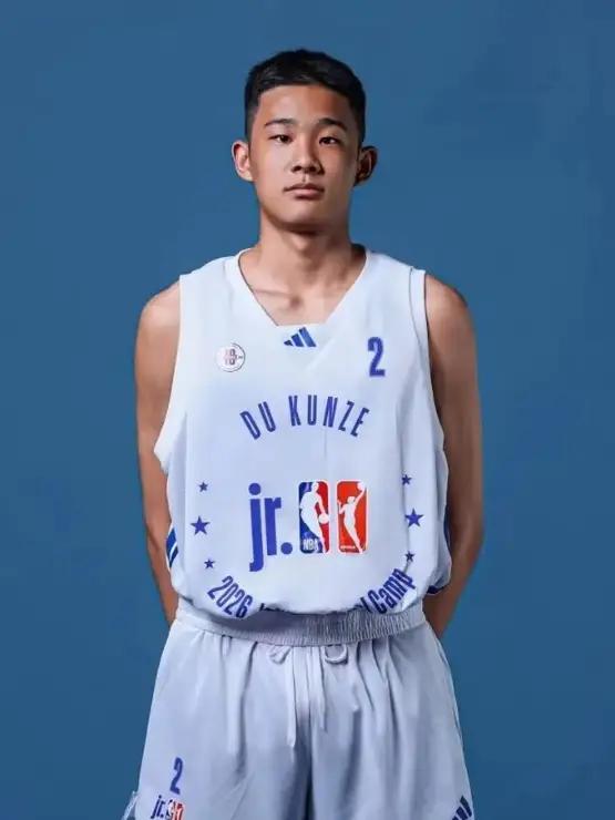 杜峰儿子杜昆泽最近来辽宁青年队试训传得沸沸扬扬！说什么的都有！甚至有的说杜峰身为