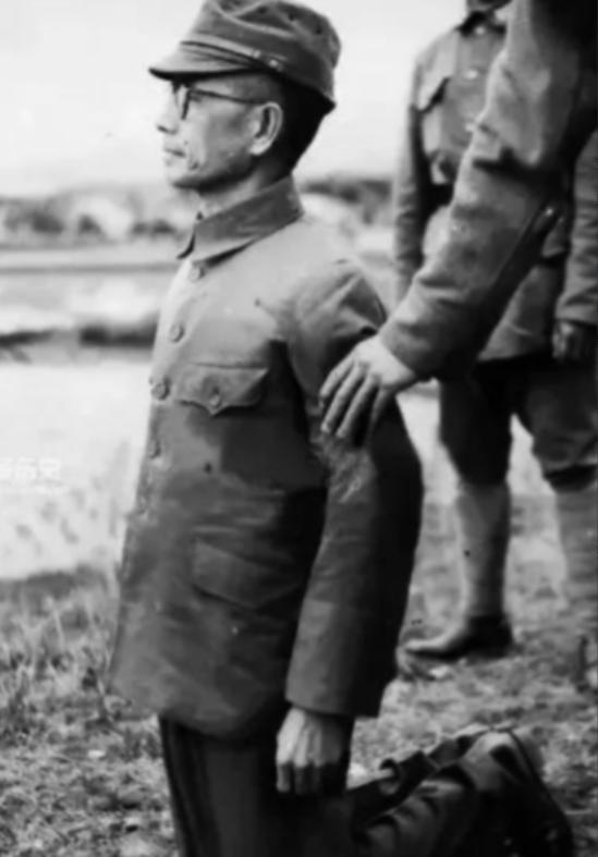 1947 年，一个日军中将被执行枪决，行刑的战士朝他开了三枪，他没死，监刑军官示
