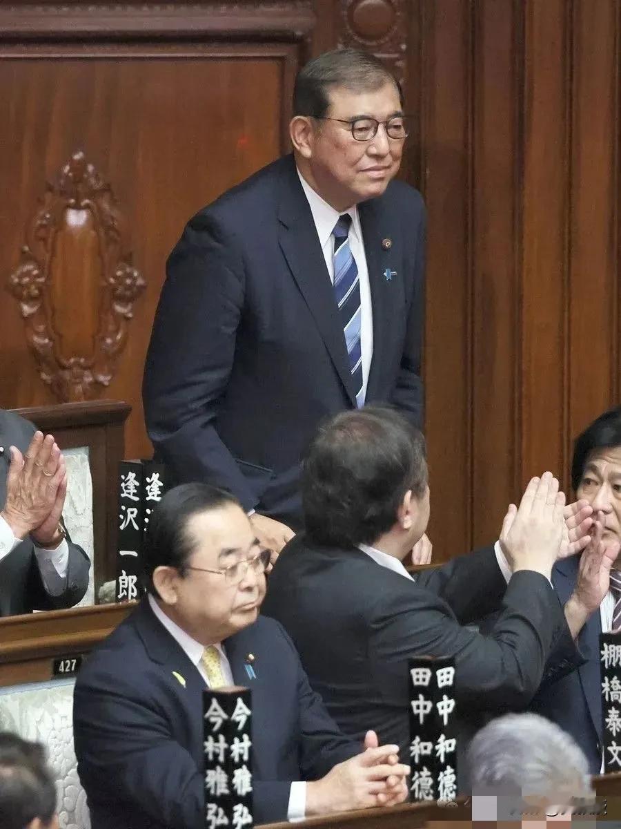 石破茂上任第一天
要求日本和美国对等
石破茂要求强化日本独自的防卫力量，修改《日
