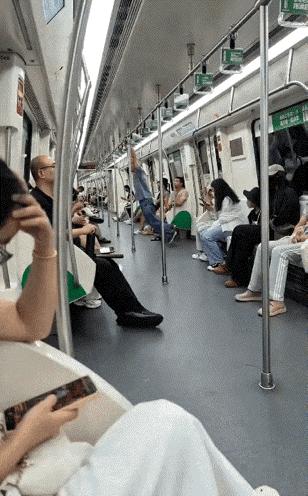 老头你那么调皮，你家人知道吗？[奸笑][奸笑]