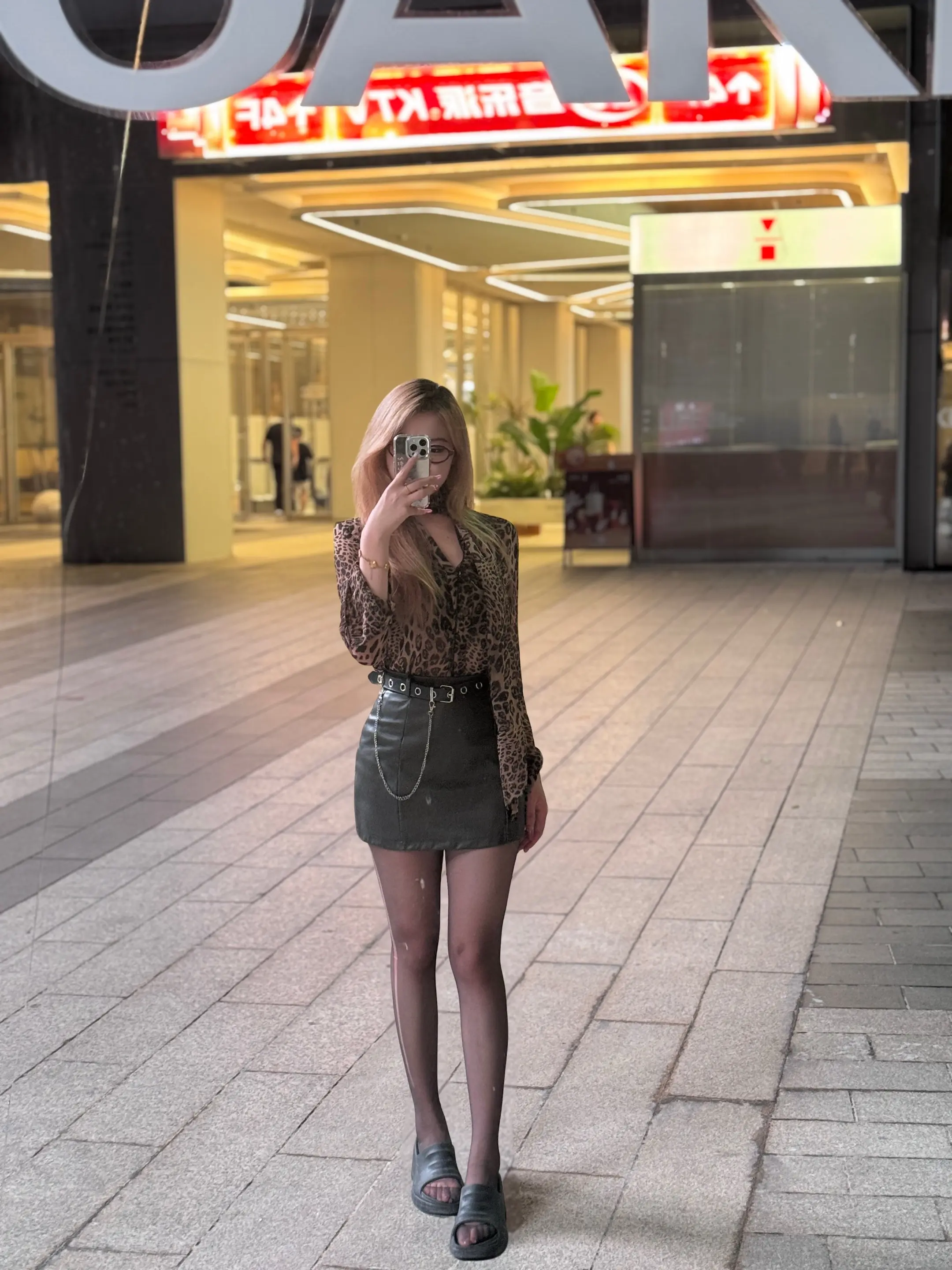 化个妆穿个漏一点的衣服 看着就不像好女孩了 那我给你一杯喜之郎 你看我...