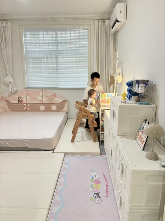 木椅上的时光陪她从踮脚够星光到藏起小秘密